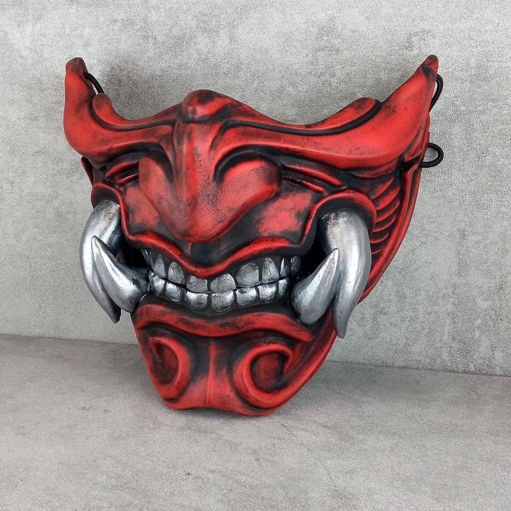Traditionelle rote Samurai-Halbmaske mit silbernen Reißzähnen