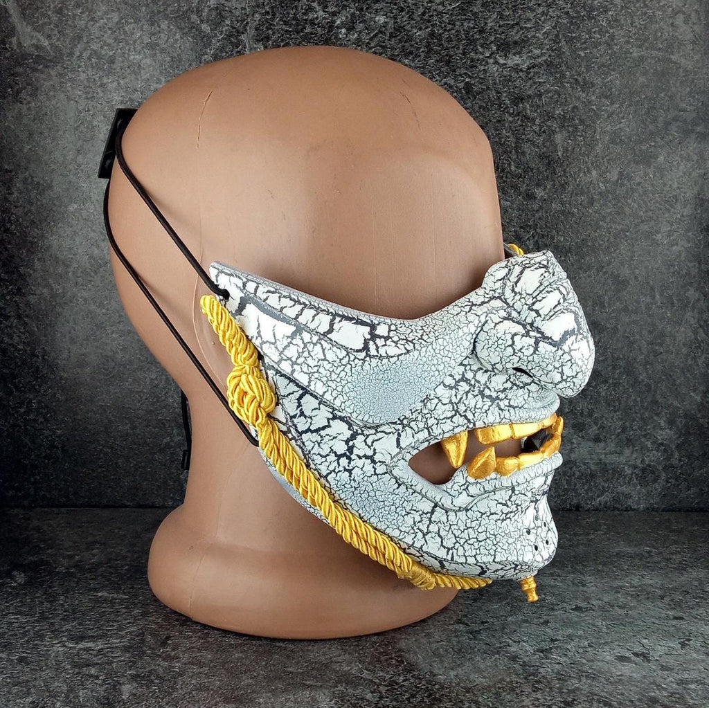 Weiße, rissige Halbmaske – inspiriert von Ghost of Tsushima