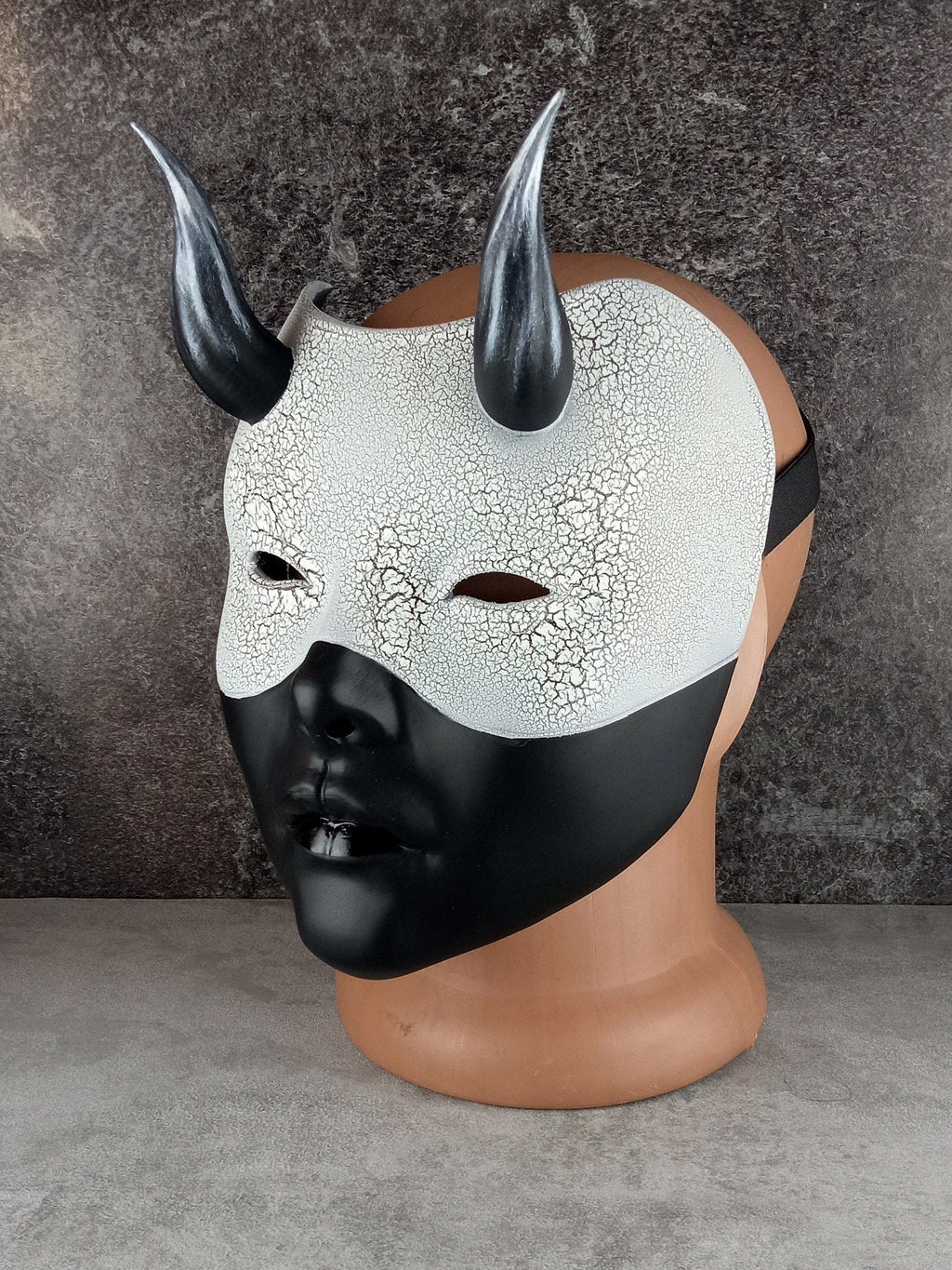 Geisha-Maske, Frauenmaske mit Hörnern, Hexenmaske, japanische Frauenmaske, schwarze Maske