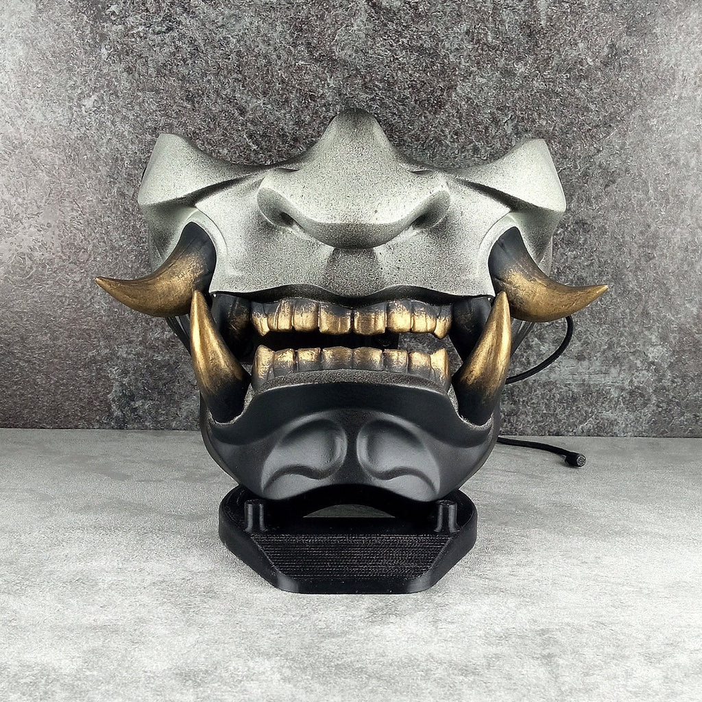 Samurai-Halbmaske – Grau mit schwarzem Kinn und bronzenen Reißzähnen