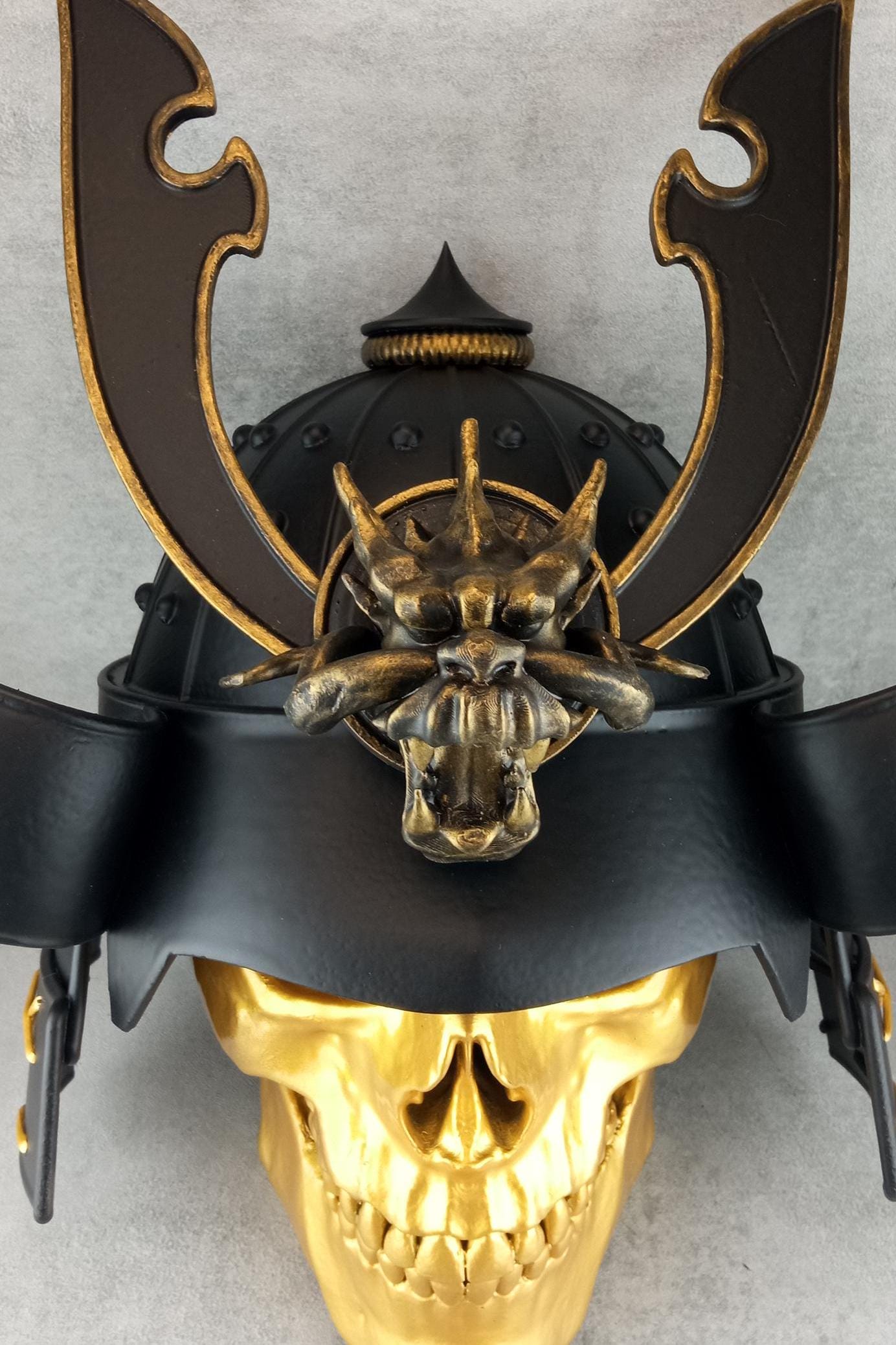 Wanddeko „Samurai-Totenkopf“ (goldfarbener Totenkopf)