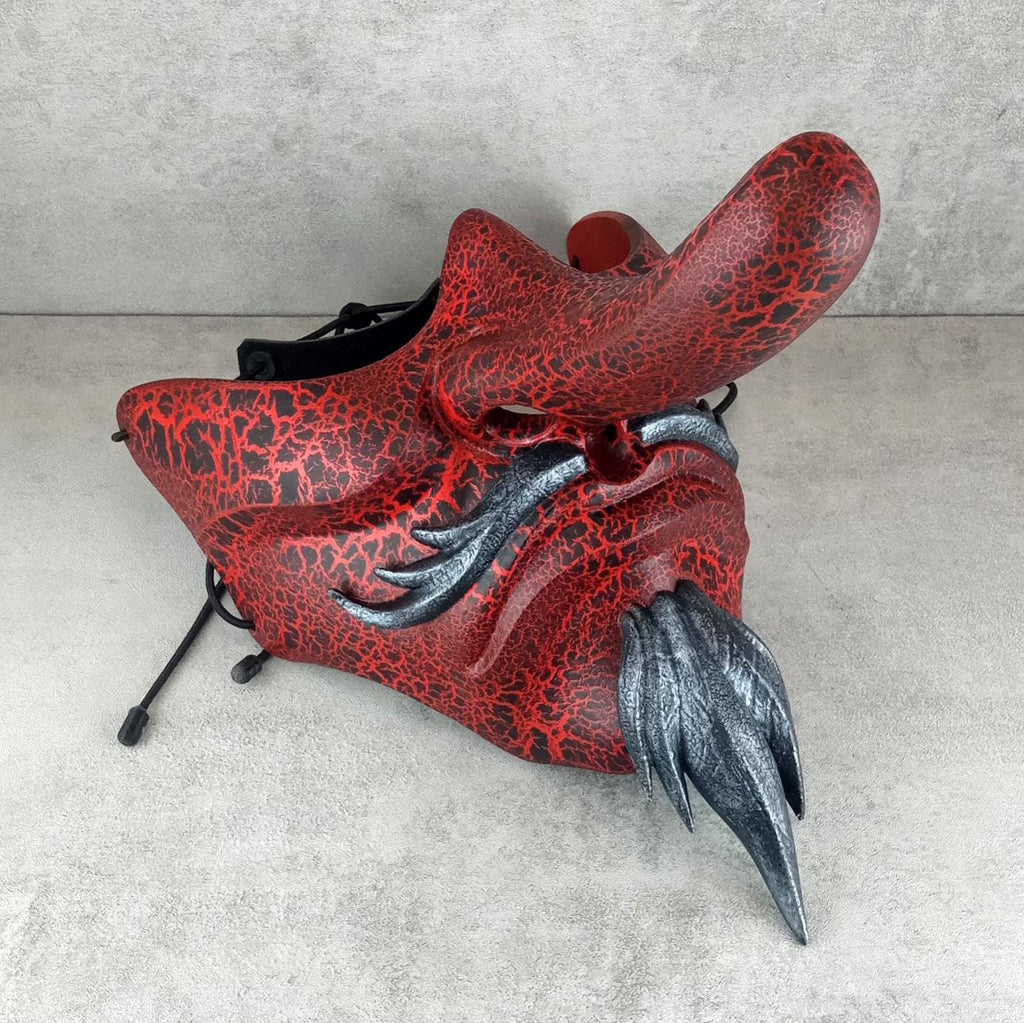 Traditionelle japanische Tengu-Halbmaske – Rot mit Rissen, silbernem Bart und Schnurrbart