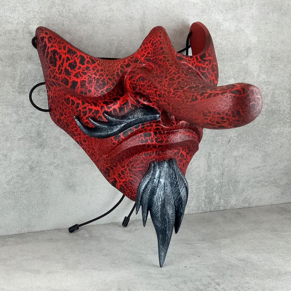 Traditionelle japanische Tengu-Halbmaske – Rot mit Rissen, silbernem Bart und Schnurrbart
