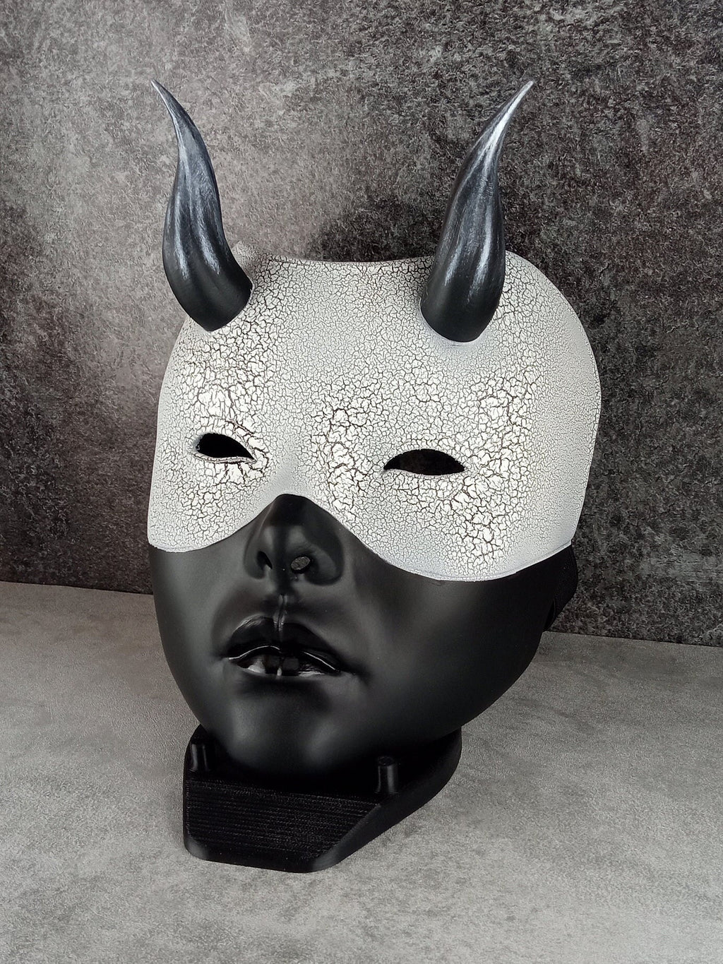 Geisha-Maske, Frauenmaske mit Hörnern, Hexenmaske, japanische Frauenmaske, schwarze Maske