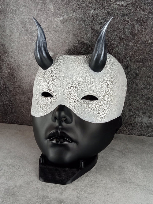 Geisha-Maske, Frauenmaske mit Hörnern, Hexenmaske, japanische Frauenmaske, schwarze Maske