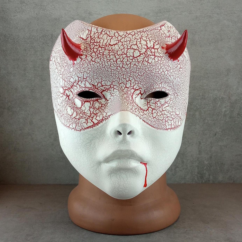 Weiße Geisha-Maske (Hexenmaske) mit roten Rissen – Blut aus dem Mund