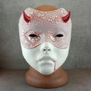 Weiße Geisha-Maske (Hexenmaske) mit roten Rissen – Blut aus dem Mund