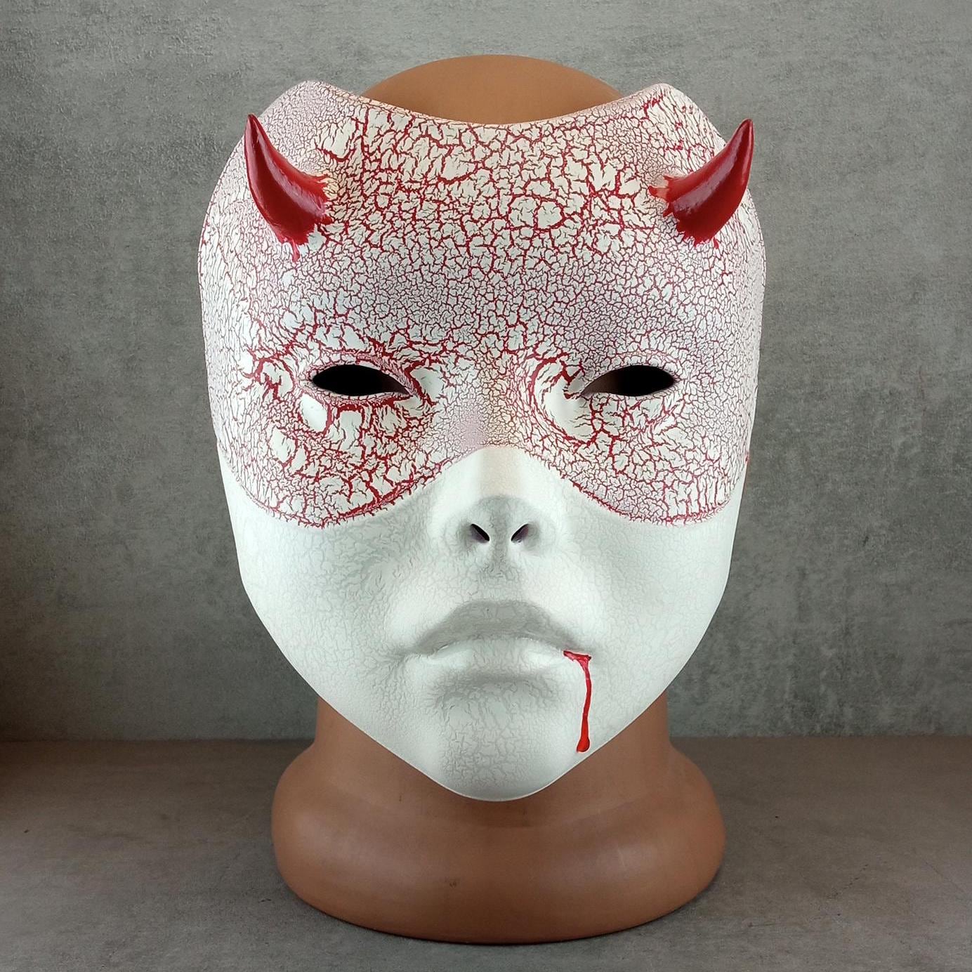 Weiße Geisha-Maske (Hexenmaske) mit roten Rissen – Blut aus dem Mund