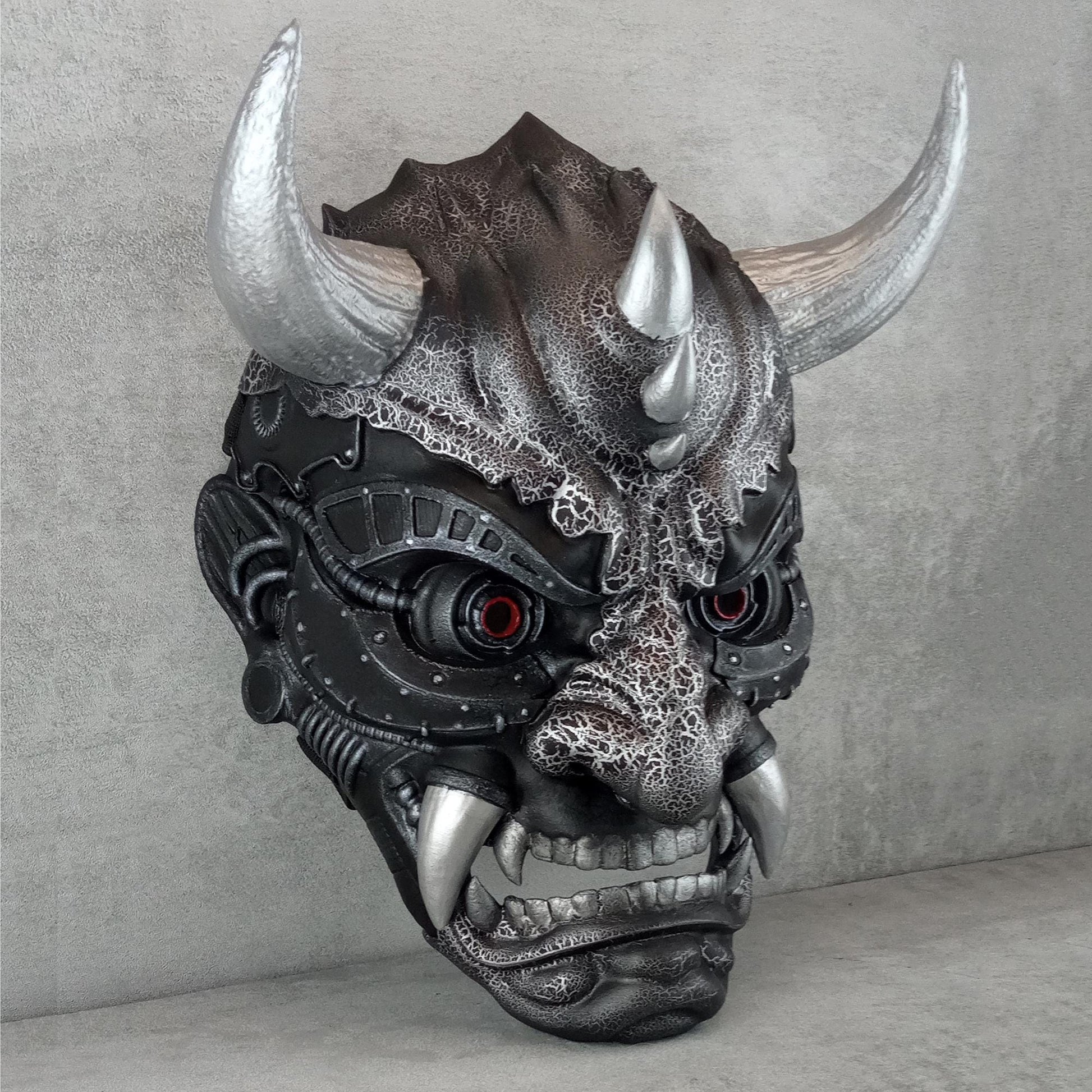Exklusive Cyber-Oni-Dämonenmaske – Schwarz-Silber-Cracked-Design
