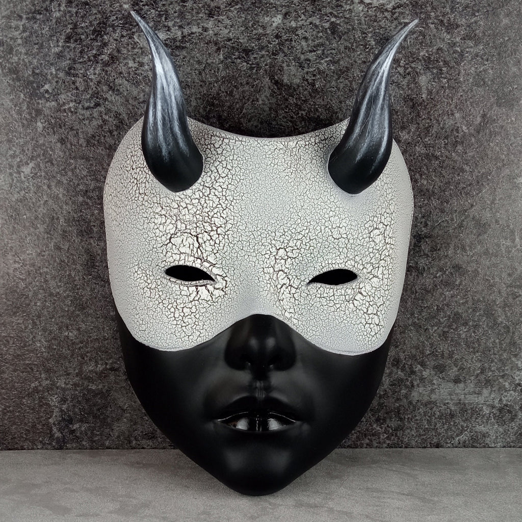 Geisha-Maske, Frauenmaske mit Hörnern, Hexenmaske, japanische Frauenmaske, schwarze Maske