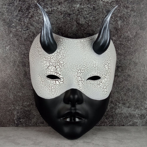 Geisha-Maske, Frauenmaske mit Hörnern, Hexenmaske, japanische Frauenmaske, schwarze Maske