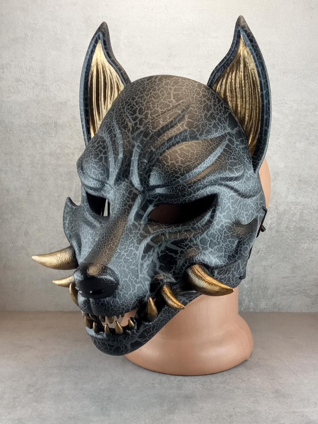 Rissige graue Kitsune (Okami)-Maske mit bronzenen Reißzähnen