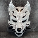 Schwarz-weiße rissige Kitsune (Okami)-Maske mit schwarzen Reißzähnen