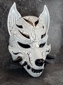 Schwarz-weiße rissige Kitsune (Okami)-Maske mit schwarzen Reißzähnen