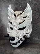 Schwarz-weiße rissige Kitsune (Okami)-Maske mit schwarzen Reißzähnen
