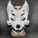 Schwarz-weiße rissige Kitsune (Okami)-Maske mit schwarzen Reißzähnen