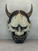 Traditionelle Hannya-Maske mit grauen Rissen