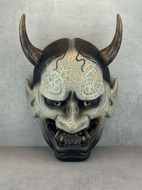 Traditionelle Hannya-Maske mit grauen Rissen