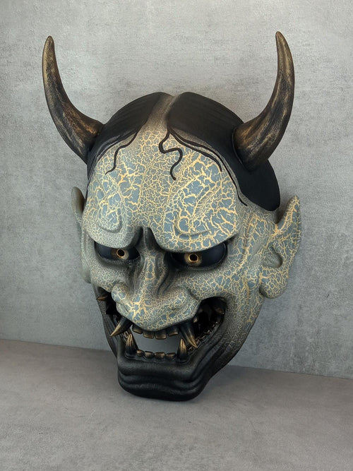 Traditionelle Hannya-Maske mit grauen Rissen