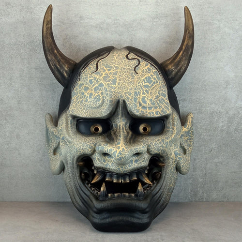 Traditionelle Hannya-Maske mit grauen Rissen