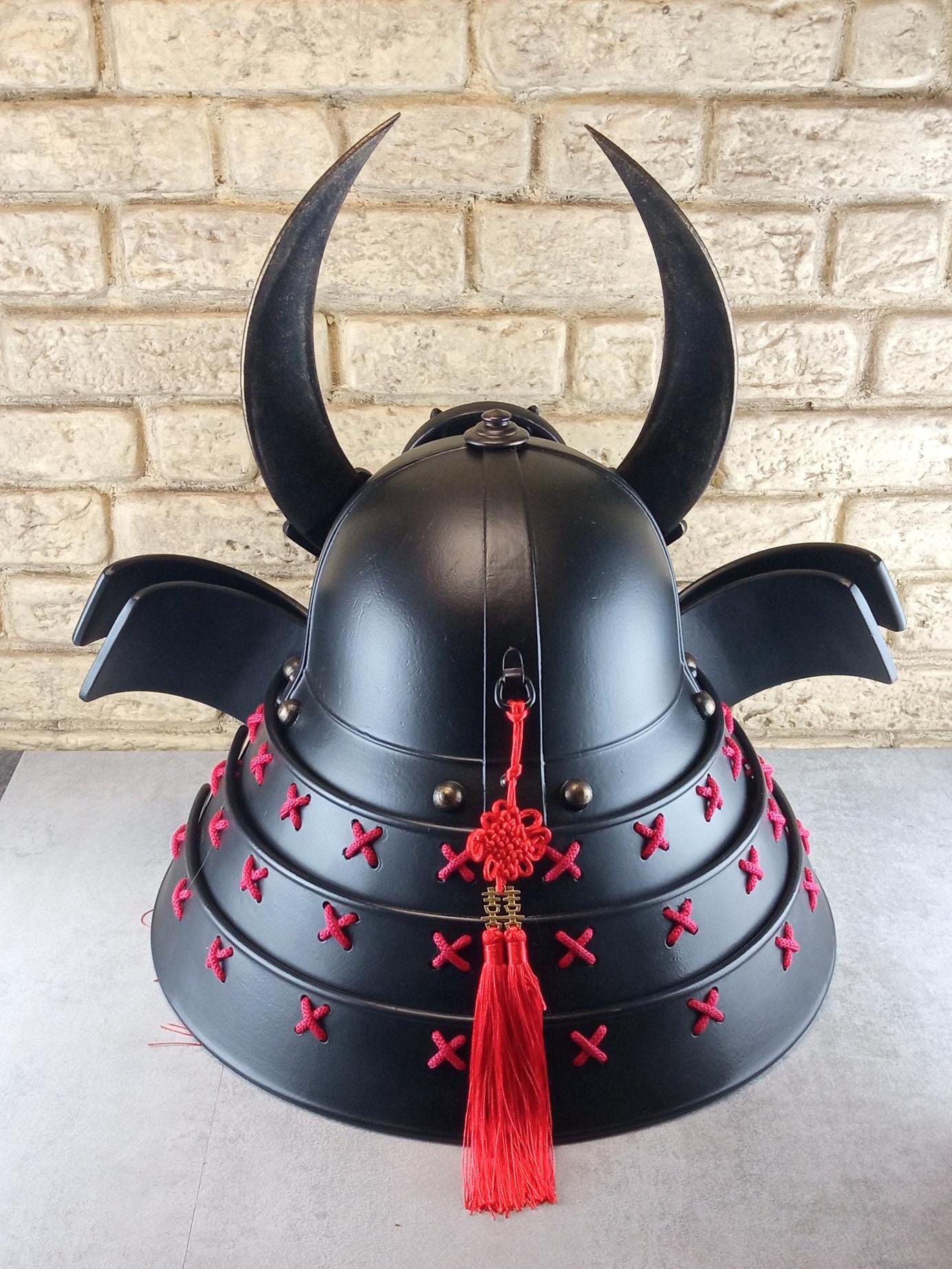 Schwarzer Samurai-Kabuto-Helm mit bronzenen Akzenten und zentralem Oni-Tiger-Emblem