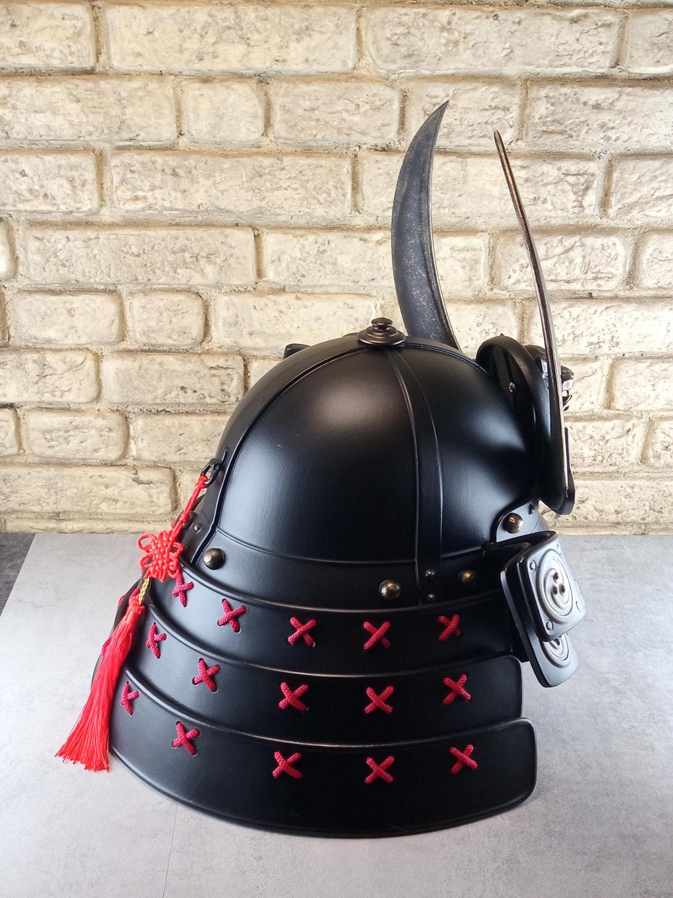 Schwarzer Samurai-Kabuto-Helm mit bronzenen Akzenten und zentralem Oni-Tiger-Emblem