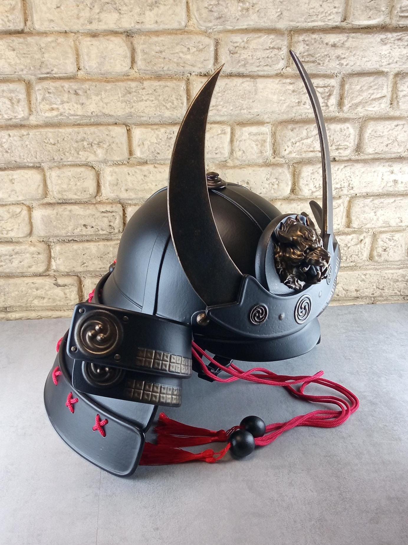 Schwarzer Samurai-Kabuto-Helm mit bronzenen Akzenten und zentralem Oni-Tiger-Emblem