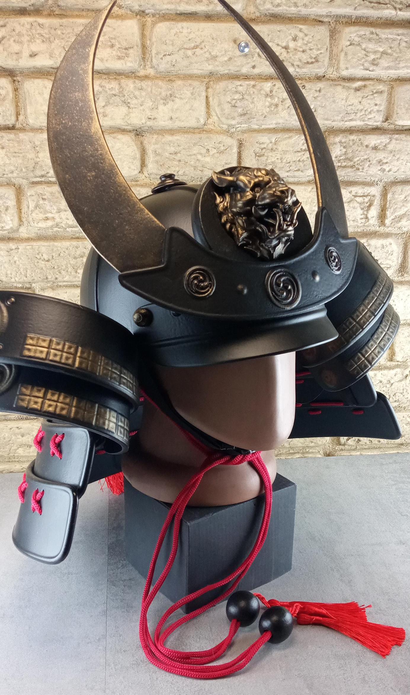Schwarzer Samurai-Kabuto-Helm mit bronzenen Akzenten und zentralem Oni-Tiger-Emblem