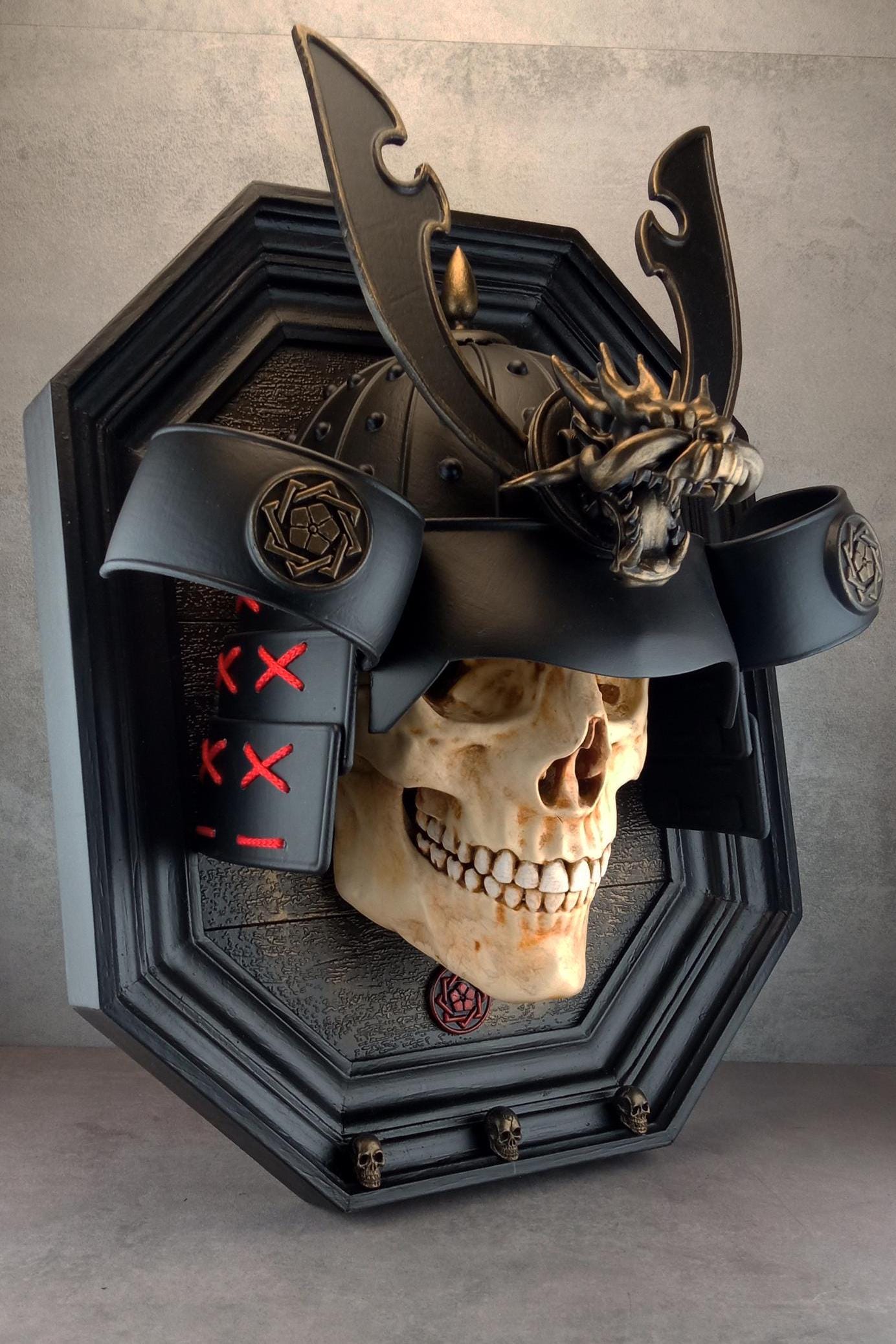 Wall decor "Samurai skull" (natural tone skull)