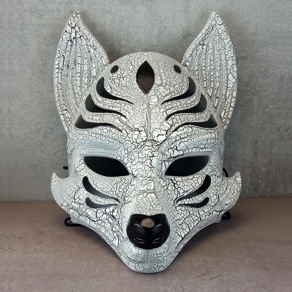 Schwarz-weiße, rissige Kitsune-Halbmaske (Okami)
