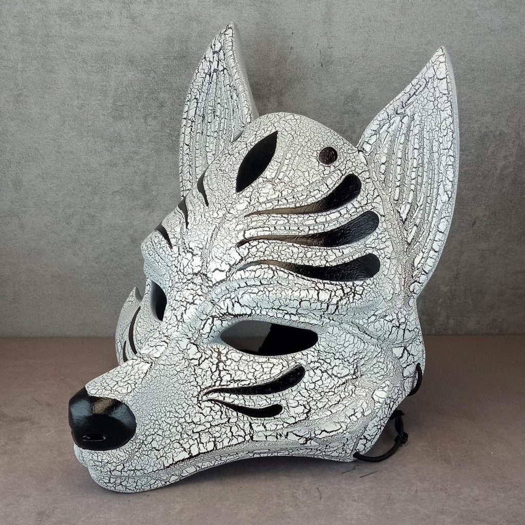 Schwarz-weiße, rissige Kitsune-Halbmaske (Okami)