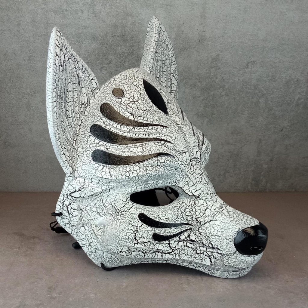Schwarz-weiße, rissige Kitsune-Halbmaske (Okami)