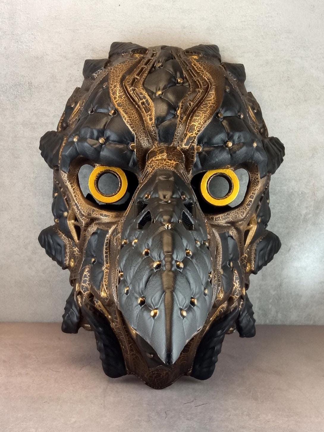 Schwarze und bronzene Cracked Cyberpunk Raven Maske