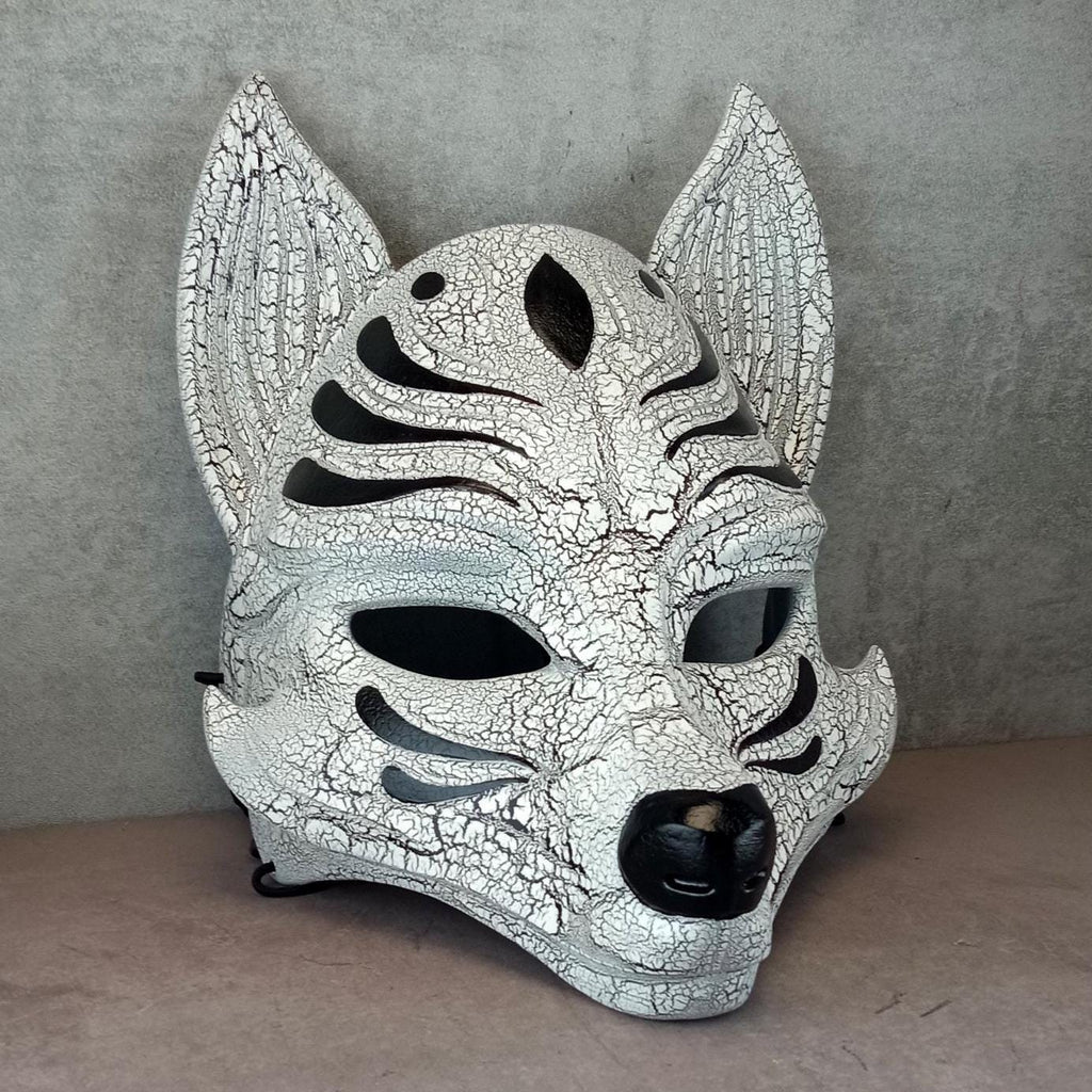 Schwarz-weiße, rissige Kitsune-Halbmaske (Okami)