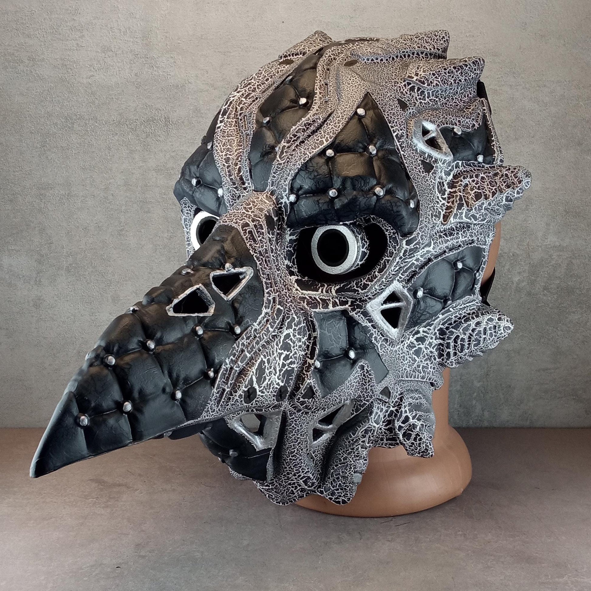 Cyberpunk Raven Mask – Black and White with Cracks – Plague Doctor Style