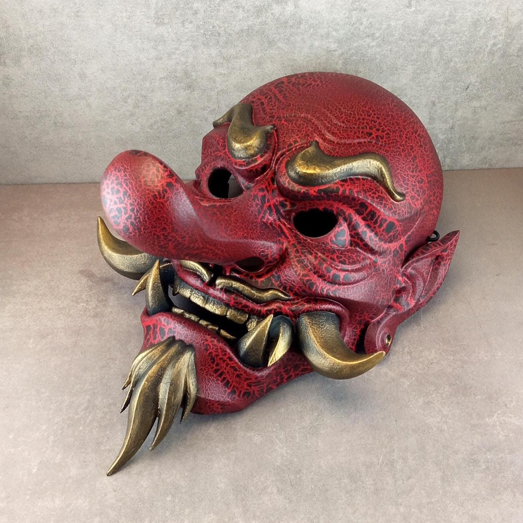 Rote, gesprungene Tengu-Dämonenmaske mit goldenen Reißzähnen
