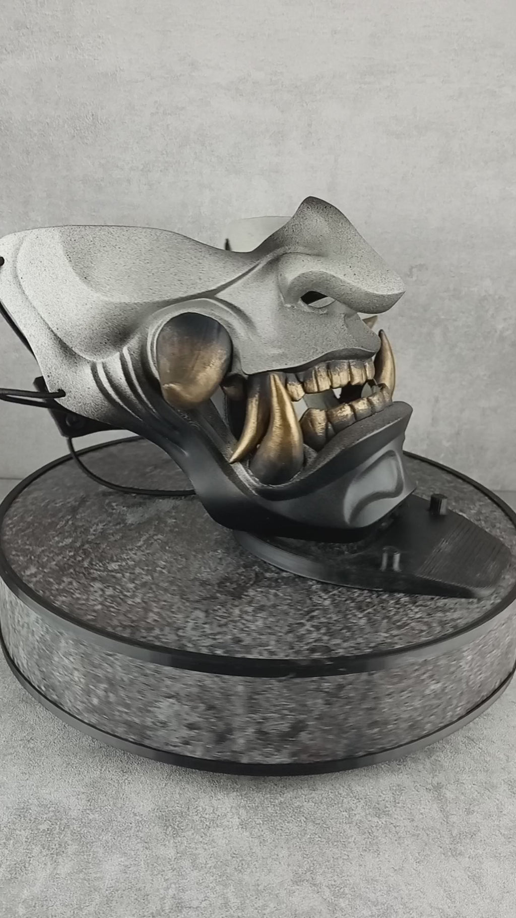 Samurai-Halbmaske – Grau mit schwarzem Kinn und bronzenen Reißzähnen