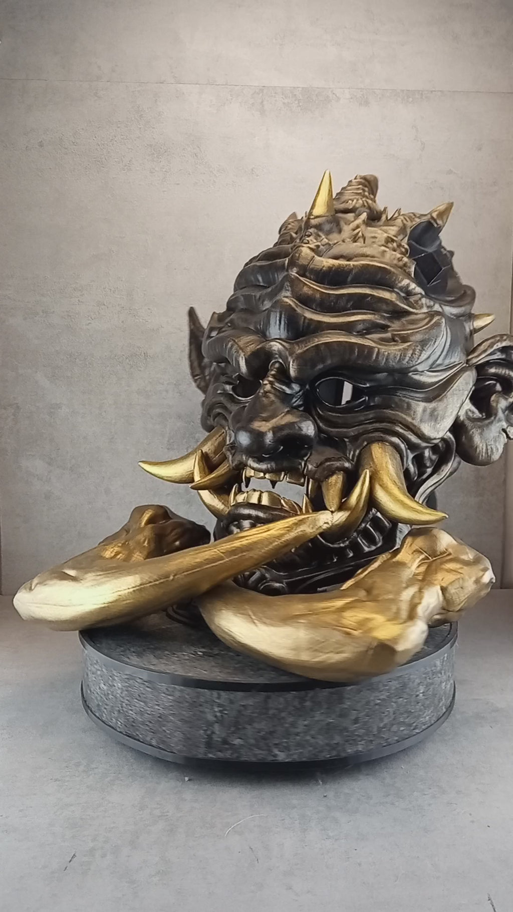 Einzigartige Oni-Dämonenmaske mit großen Bronzehörnern – handgefertigtes Sammlerstück im japanischen Stil