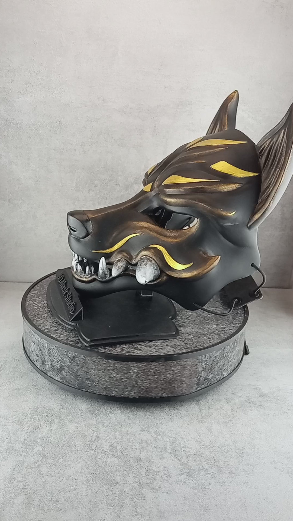 Schwarz mit goldener Okami-Maske, Kitsune-Maske, traditionelle japanische Maske, Youkai-Maske, Wolfsmaske