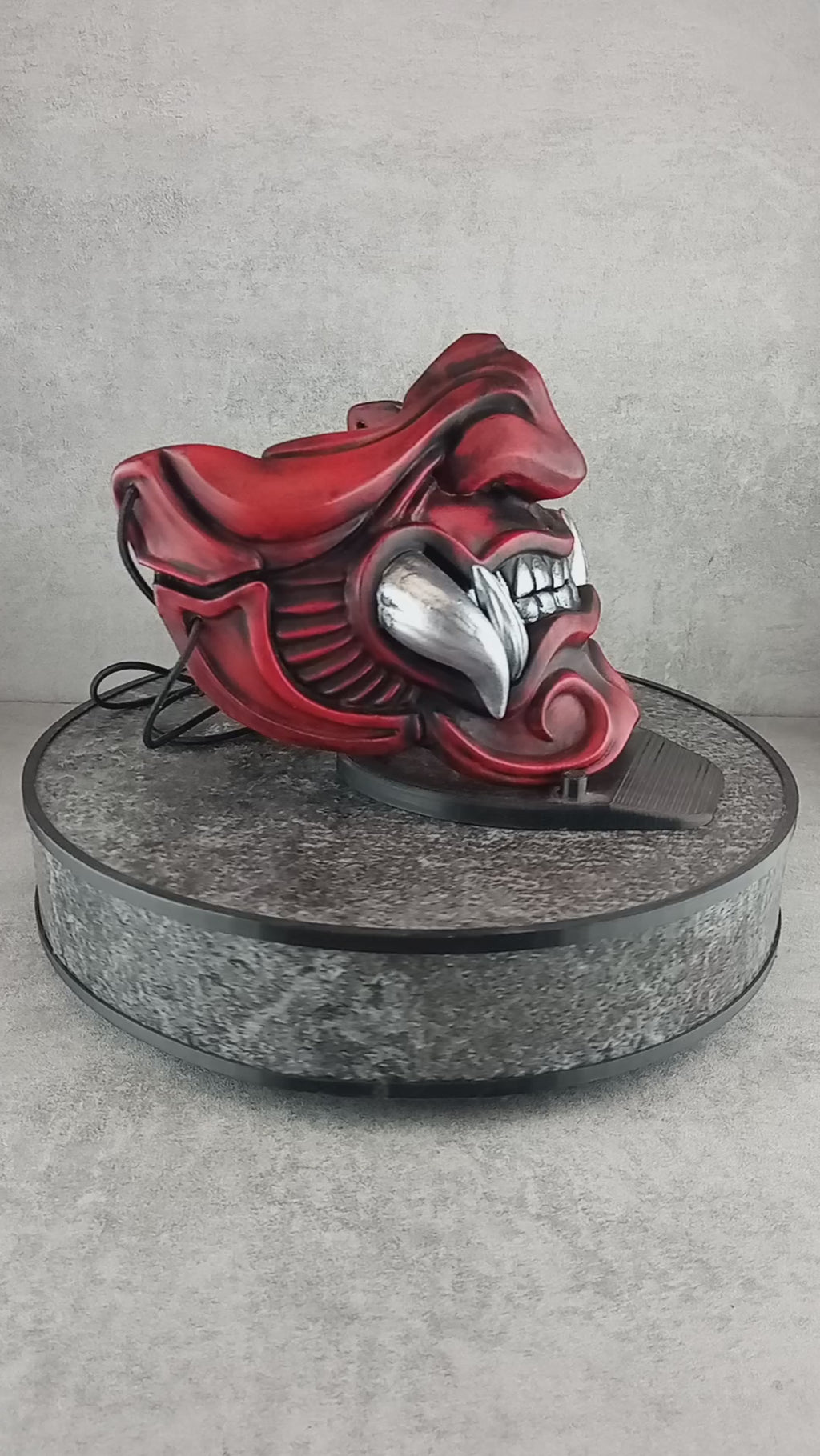 Traditionelle rote Samurai-Halbmaske mit silbernen Reißzähnen