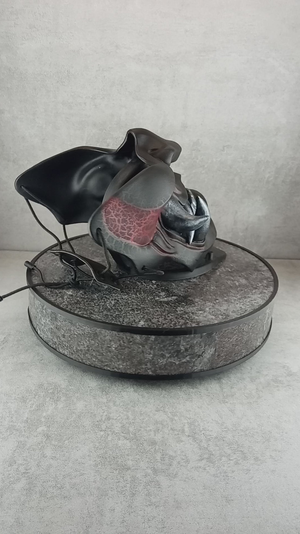 Traditionelle Samurai-Halbmaske – „Schwelende Flamme“ (Rot &amp; Schwarz)
