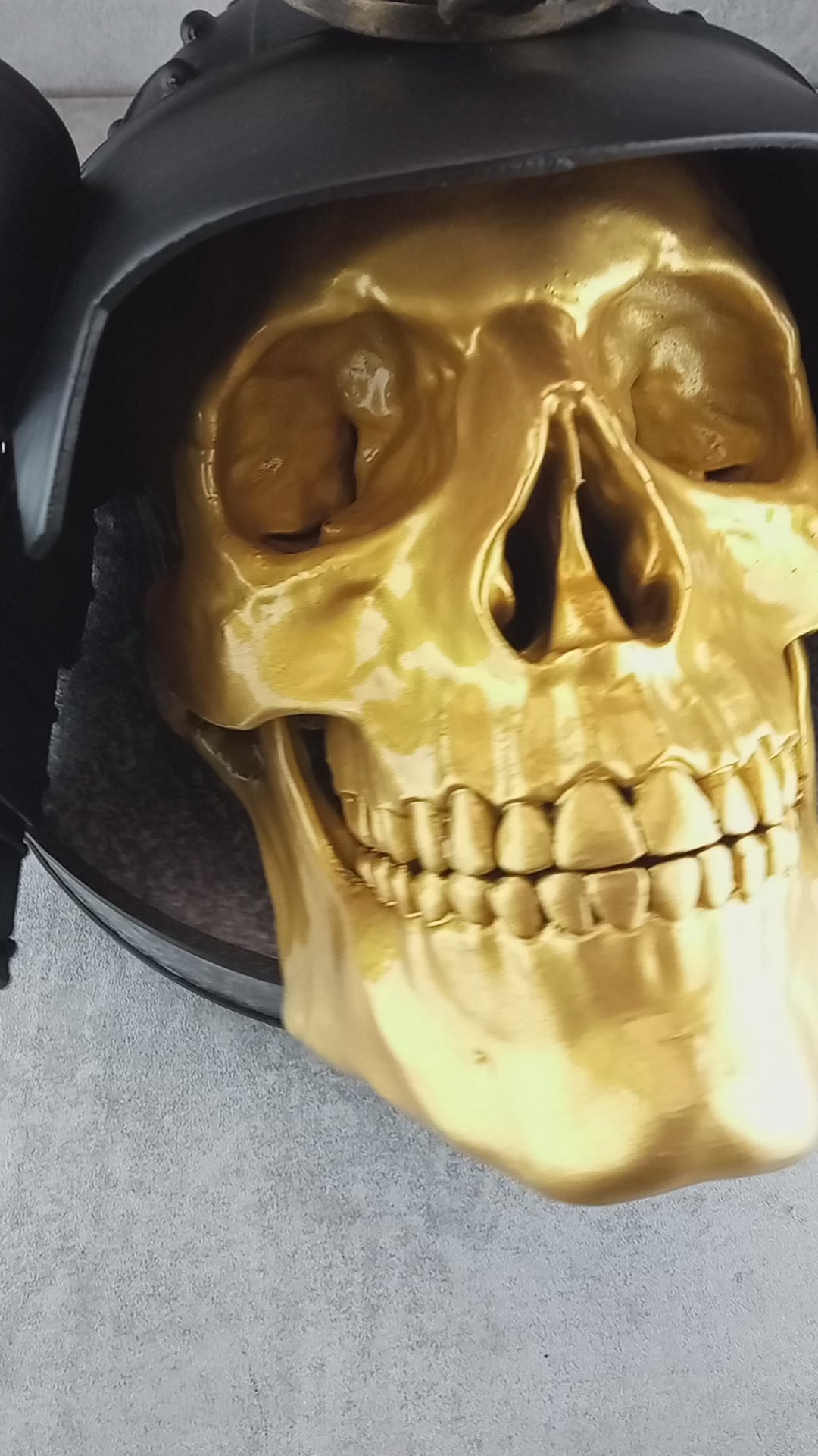 Wanddeko „Samurai-Totenkopf“ (goldfarbener Totenkopf)