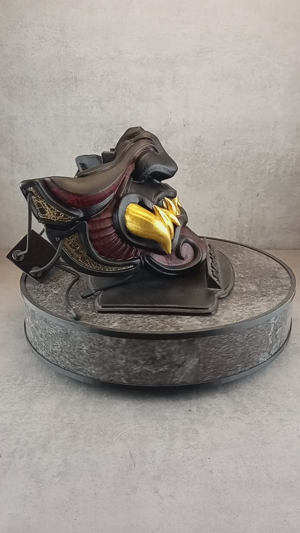 Schwarze Samurai-Maske mit goldenen und roten Rissen, traditionelle japanische Hannya-Maske, tragbare Maske, Kabuki-Dämonenmaske, Oni-Maske, Wanddekoration
