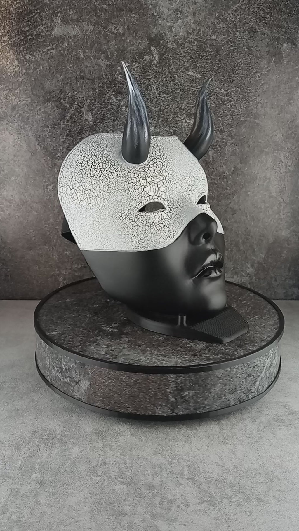 Geisha-Maske, Frauenmaske mit Hörnern, Hexenmaske, japanische Frauenmaske, schwarze Maske
