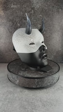 Geisha-Maske, Frauenmaske mit Hörnern, Hexenmaske, japanische Frauenmaske, schwarze Maske