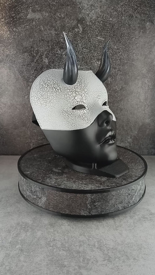 Geisha-Maske, Frauenmaske mit Hörnern, Hexenmaske, japanische Frauenmaske, schwarze Maske