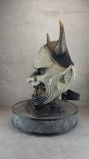 Traditionelle Hannya-Maske mit grauen Rissen