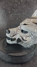 Schwarz-weiße rissige Kitsune (Okami)-Maske mit schwarzen Reißzähnen