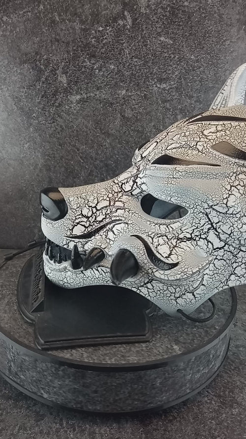 Schwarz-weiße rissige Kitsune (Okami)-Maske mit schwarzen Reißzähnen